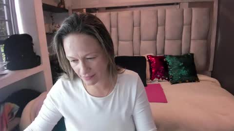 Snapshot of charlot_milf chatting on 4, 10, 2025 Charlot milf online show from 4, 10, 2025