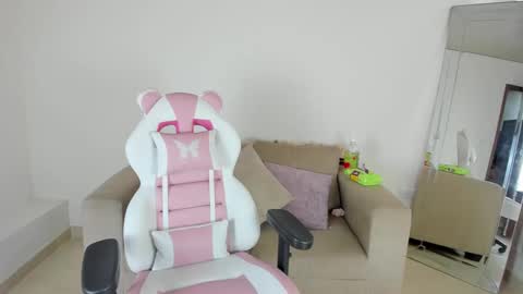 Snapshot of charlote_cowell_sub_ chatting on 23, 2, 2025 online show from 23, 2, 2025