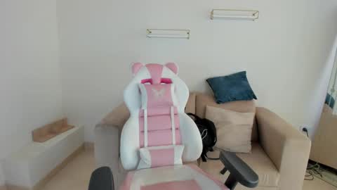 Snapshot of charlote_cowell_sub_ chatting on 19, 9, 2025 online show from 19, 9, 2025