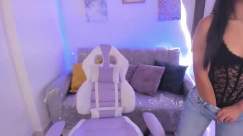 Snapshot of charlote_cowell_sub_ chatting on 1, 10, 2025 online show from 1, 10, 2025