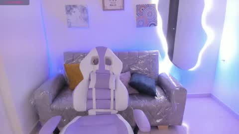 Snapshot of charlote_cowell_sub_ chatting on 15, 10, 2025 online show from 15, 10, 2025