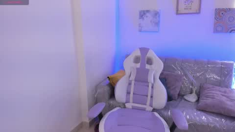 Snapshot of charlote_cowell_sub_ chatting on 21, 10, 2025 online show from 21, 10, 2025
