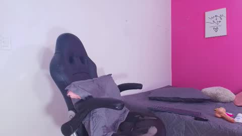 Snapshot of charlottte_miller chatting on 2, 10, 2025 Charlotte online show from 2, 10, 2025