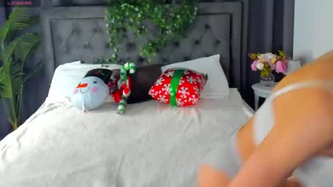 Snapshot of cheezy_cream chatting on 15, 12, 2025 cheezy_cream online show from 15, 12, 2025