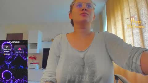 Snapshot of cherry_pie_69 chatting on 23, 10, 2025 mayra online show from 23, 10, 2025