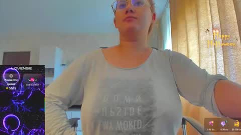 Snapshot of cherry_pie_69 chatting on 28, 10, 2025 mayra online show from 28, 10, 2025