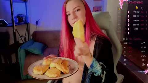 Snapshot of cherry_roxy chatting on 14, 11, 2025 Roxy online show from 14, 11, 2025