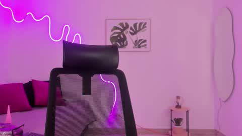 Snapshot of cherrydollxx chatting on 4, 10, 2025 C H E R R Y online show from 4, 10, 2025