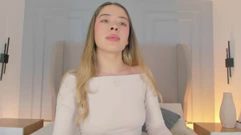 Snapshot of chloe_dee_ chatting on 19, 4, 2026 Chloe online show from 19, 4, 2026
