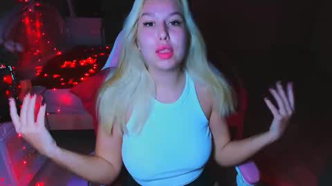 Snapshot of chloericci chatting on 18, 10, 2025 ChloeRicci online show from 18, 10, 2025