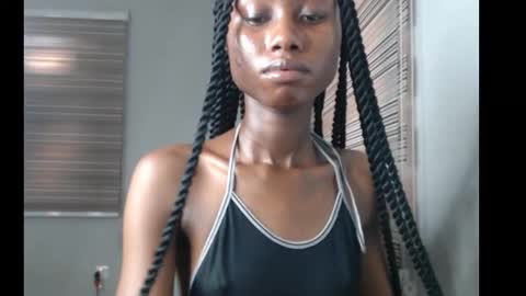 Snapshot of choco_petitqueen chatting on 7, 11, 2025 choco_petitqueen online show from 7, 11, 2025