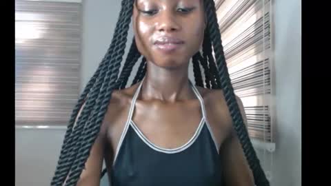 Snapshot of choco_petitqueen chatting on 11, 11, 2025 choco_petitqueen online show from 11, 11, 2025