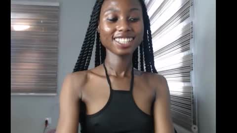 Snapshot of choco_petitqueen chatting on 12, 11, 2025 choco_petitqueen online show from 12, 11, 2025