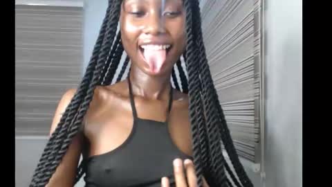 Snapshot of choco_petitqueen chatting on 15, 11, 2025 choco_petitqueen online show from 15, 11, 2025