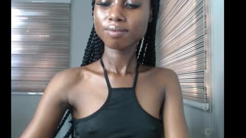 Snapshot of choco_petitqueen chatting on 25, 11, 2025 choco_petitqueen online show from 25, 11, 2025