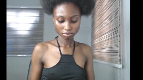 Snapshot of choco_petitqueen chatting on 30, 11, 2025 choco_petitqueen online show from 30, 11, 2025