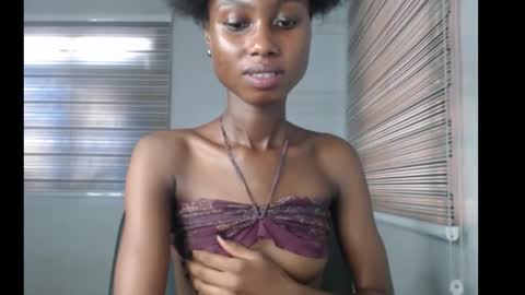 Snapshot of choco_petitqueen chatting on 1, 12, 2025 choco_petitqueen online show from 1, 12, 2025