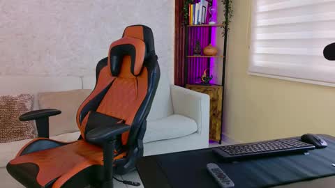 Snapshot of chris_reilly chatting on 21, 11, 2025 chris reilly online show from 21, 11, 2025