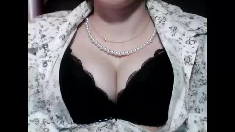 Snapshot of christine40211 chatting on 6, 1, 2025 christine40211 online show from 6, 1, 2025