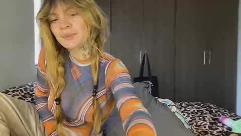 Snapshot of christine_f chatting on 1, 10, 2025 Val riess -- Instagram free online show from 1, 10, 2025