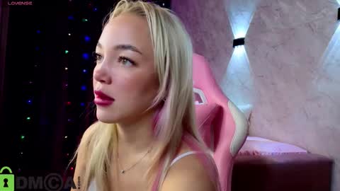 Snapshot of christy_little chatting on 26, 11, 2025 hristy3 online show from 26, 11, 2025