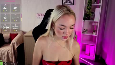 Snapshot of christy_little chatting on 27, 11, 2025 hristy3 online show from 27, 11, 2025