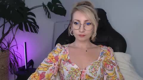 Snapshot of cinderellamoon chatting on 5, 6, 2026 Cinderella online show from 5, 6, 2026