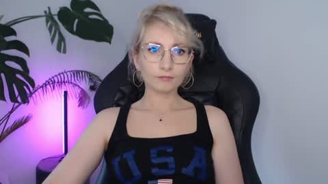 Snapshot of cinderellamoon chatting on 1, 7, 2026 Cinderella online show from 1, 7, 2026
