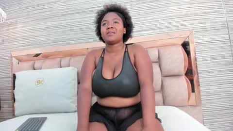 Snapshot of claire_bonny chatting on 28, 11, 2025 claire_bonny online show from 28, 11, 2025