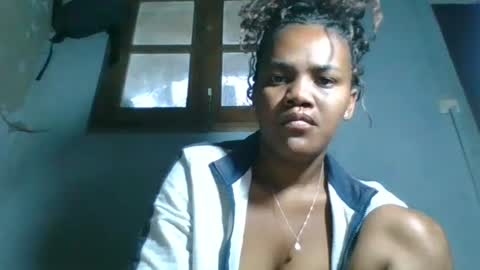 Snapshot of clarisse98 chatting on 10, 11, 2025 clarisse98 online show from 10, 11, 2025