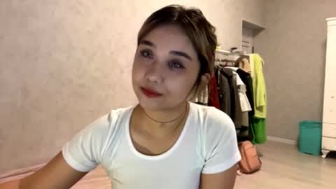 Snapshot of clary_cloud chatting on 29, 10, 2025 Lara online show from 29, 10, 2025