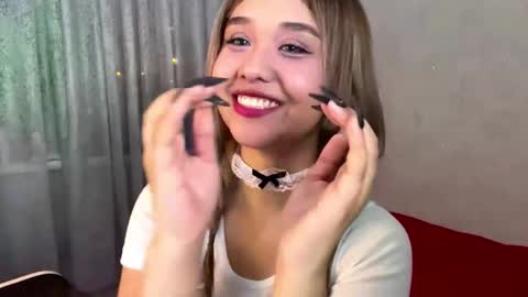 Snapshot of clary_cloud chatting on 27, 11, 2025 Lara online show from 27, 11, 2025