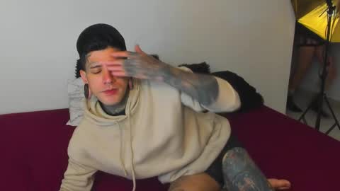 Snapshot of cleosexxx chatting on 21, 10, 2025 cleo y maikol online show from 21, 10, 2025