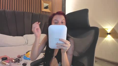 cleowhite_ online show from 2, 11, 2025