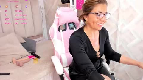 Snapshot of clhoe_johnson_ chatting on 4, 12, 2025 clhoe_johnson_ online show from 4, 12, 2025