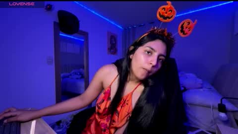 Snapshot of cloe_small08 chatting on 19, 10, 2025 cloe small online show from 19, 10, 2025