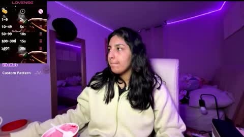 Snapshot of cloe_small08 chatting on 8, 11, 2025 cloe small online show from 8, 11, 2025