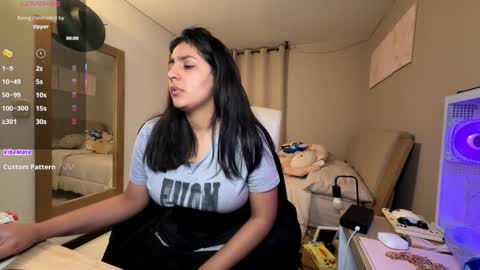 Snapshot of cloe_small08 chatting on 26, 11, 2025 cloe small online show from 26, 11, 2025