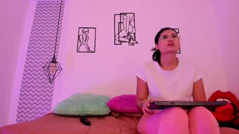 Snapshot of cloehonney chatting on 25, 10, 2025 cloe online show from 25, 10, 2025