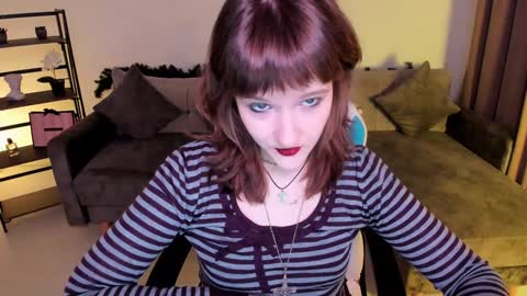 Snapshot of clover_red chatting on 13, 12, 2024 Clover follow me online show from 13, 12, 2024