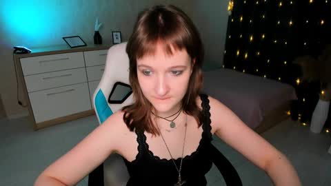 Snapshot of clover_red chatting on 18, 12, 2024 Clover follow me online show from 18, 12, 2024