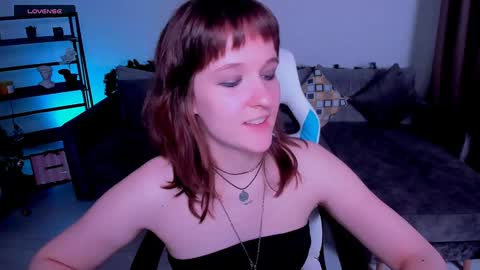 Snapshot of clover_red chatting on 28, 12, 2024 Clover follow me online show from 28, 12, 2024