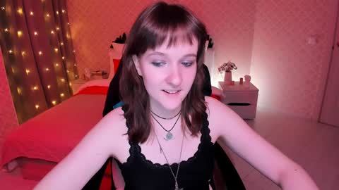 Snapshot of clover_red chatting on 29, 12, 2024 Clover follow me online show from 29, 12, 2024