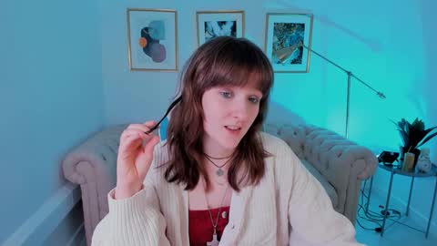 Snapshot of clover_red chatting on 4, 2, 2025 Clover follow me online show from 4, 2, 2025