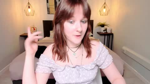 Snapshot of clover_red chatting on 5, 2, 2025 Clover follow me online show from 5, 2, 2025
