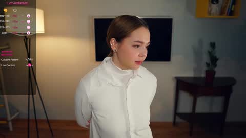 Snapshot of cloverhewell chatting on 18, 12, 2024 Hi everybody Im Lily Today is my first day here Lets get acquainted online show from 18, 12, 2024