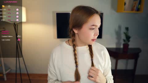 Snapshot of cloverhewell chatting on 18, 12, 2024 Hi everybody Im Lily Today is my first day here Lets get acquainted online show from 18, 12, 2024