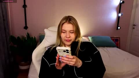 Collen Mon Tue Wed Thu Fri GMT 3 0300am - 0900am  online show from 12, 4, 2026