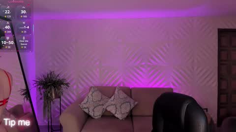 Snapshot of corinnerusso chatting on 28, 10, 2025 Corinne Russo online show from 28, 10, 2025