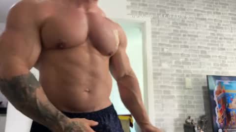 couplemuscle40 online show from 17, 4, 2026